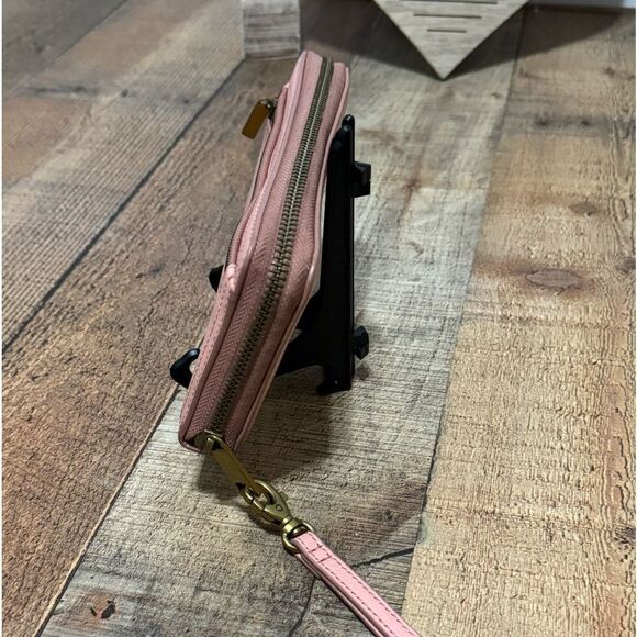 FOSSIL
Logan Leather RFID Zip Around Wallet Wristlet - Picture 6 of 10